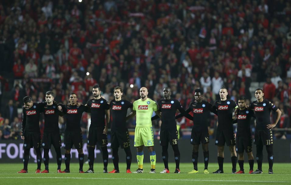 La notte di Lisbona  ricca di emozioni. Napoli e Benfica si affrontano nell&#39;ultimo turno del gruppo B di Champions. Sullo stadio vola l&#39;aquila dei portoghesi, si parte col minuto di silenzio per la Chape e poi lo spettacolo  in campo.